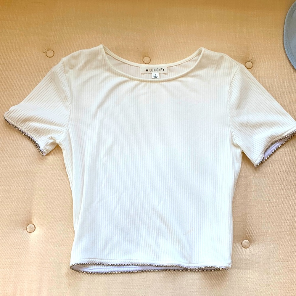 Fun outlining detail white shirt
